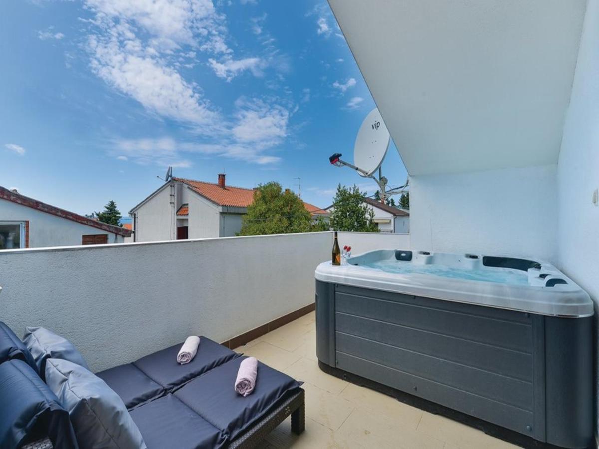 Xxl Gega With Pool, Jacuzzi Vila