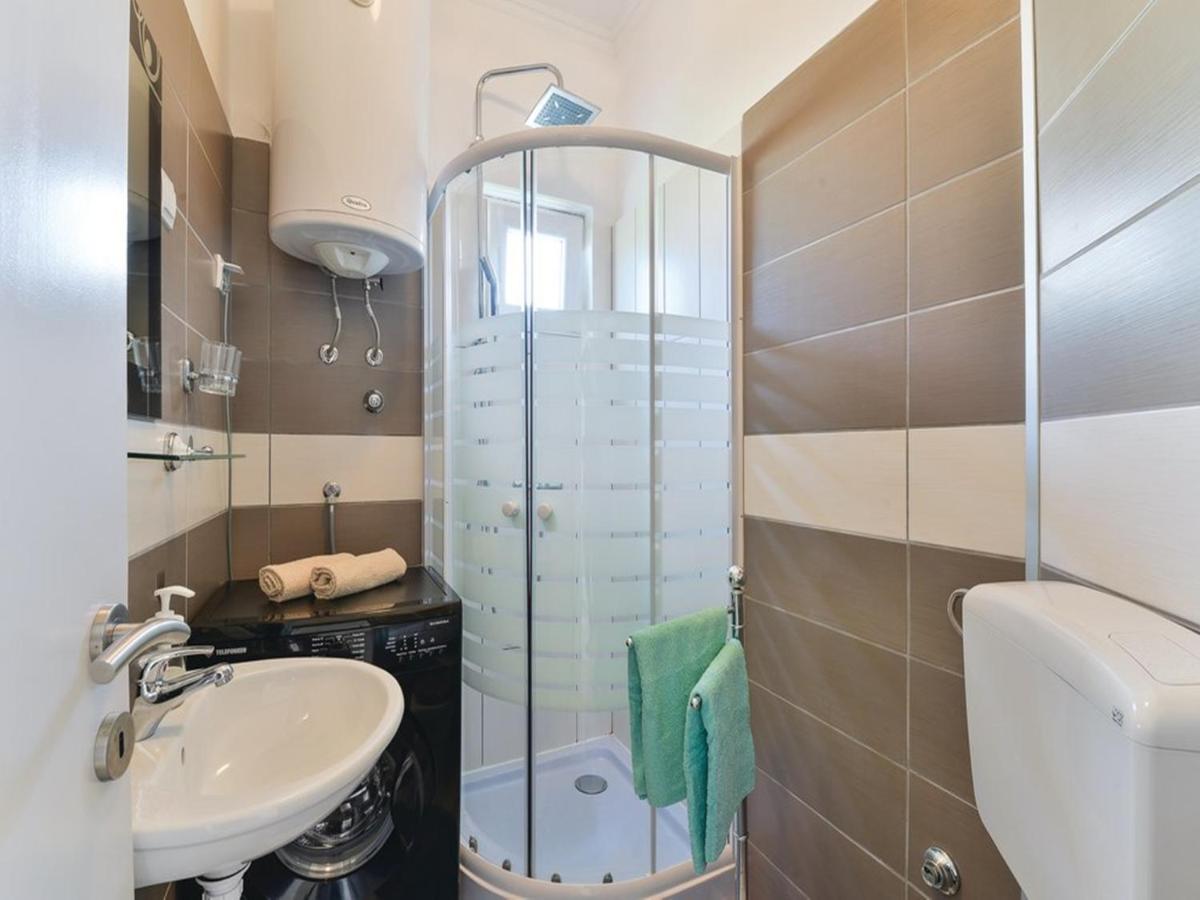 Vila Xxl Gega With Pool, Jacuzzi