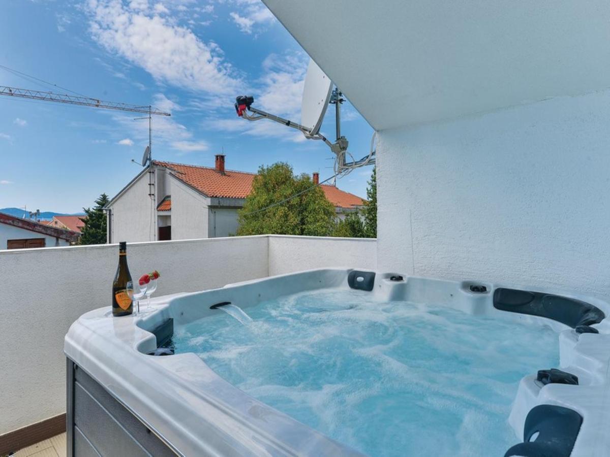 Xxl Gega With Pool, Jacuzzi