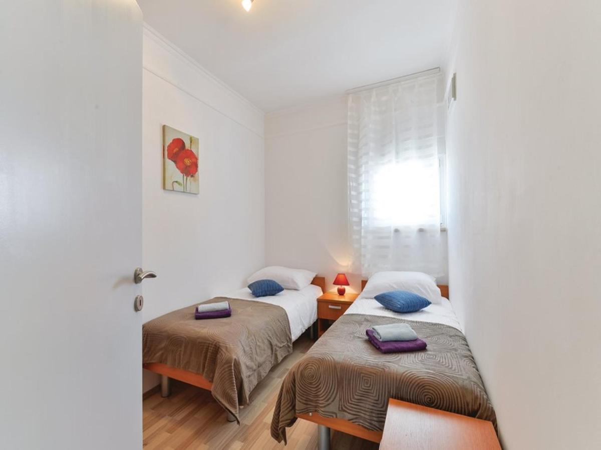 Xxl Gega With Pool, Jacuzzi Vila
