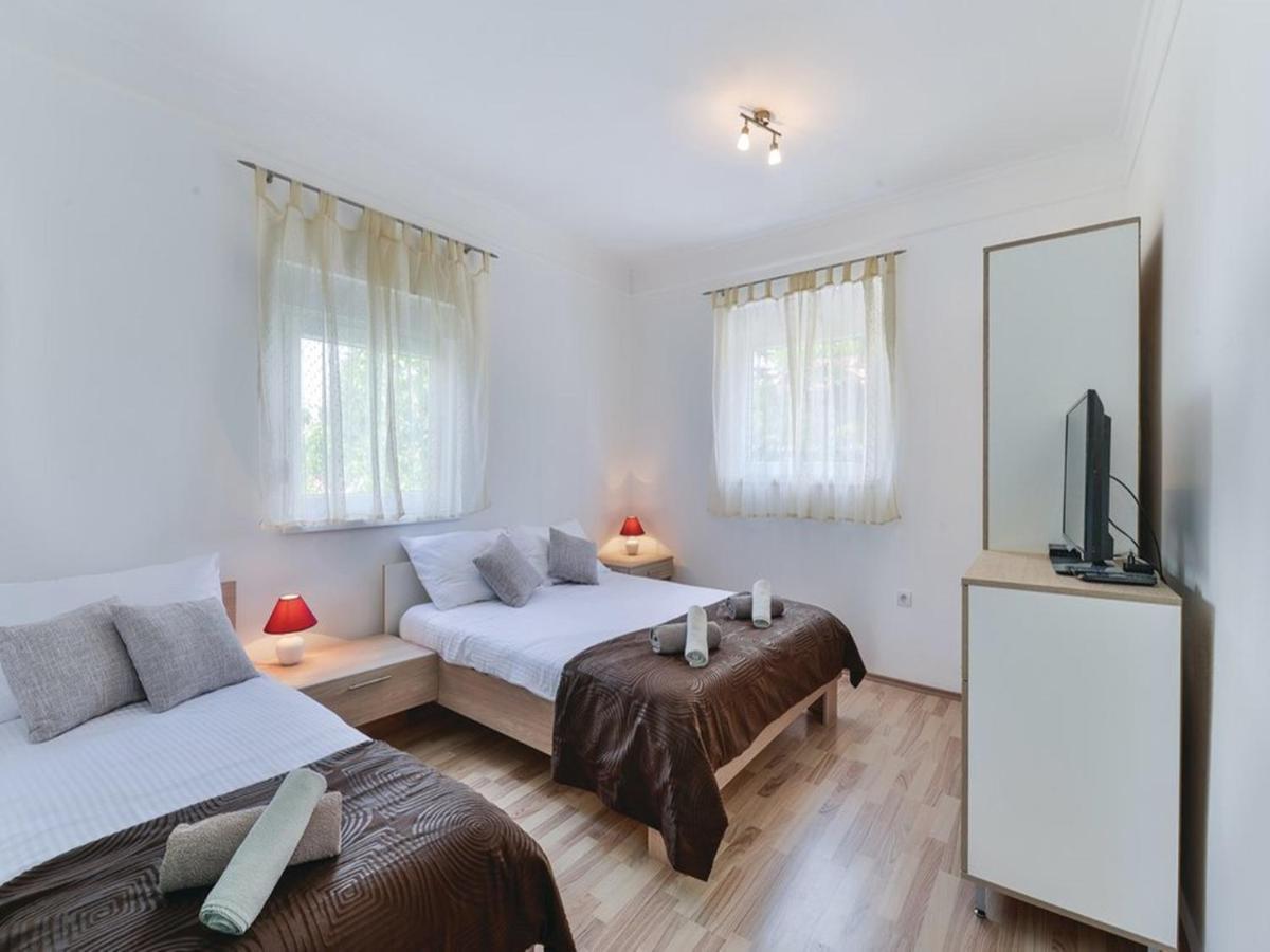 Xxl Gega With Pool, Jacuzzi Vila